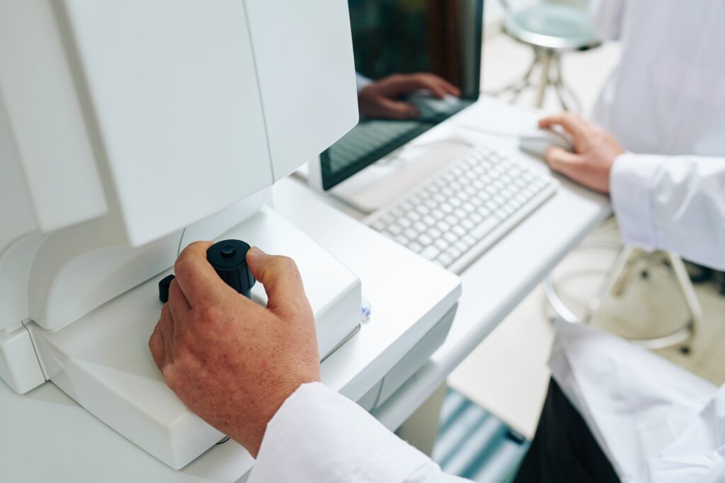 Eye specialist using non-mydriatic retinal camera