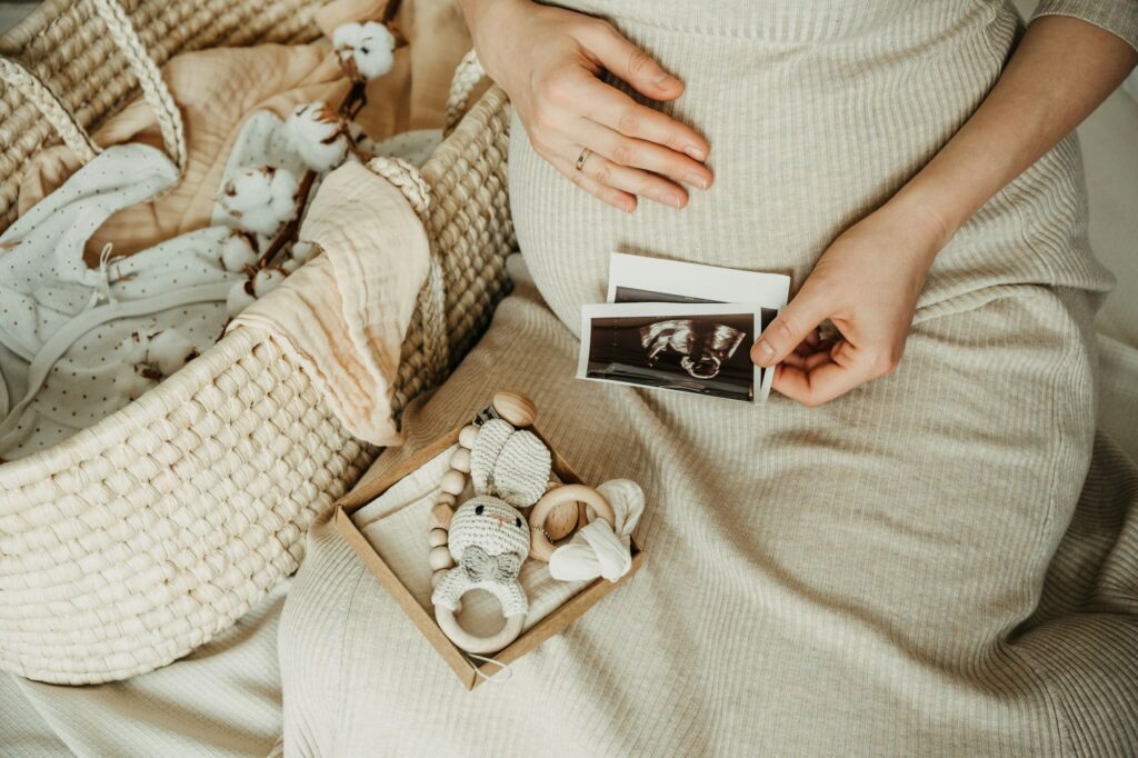 Pregnant woman looking at ultrasound images.
